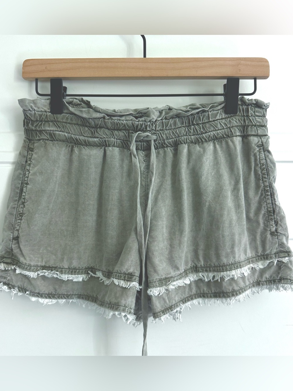 Bella Dahl Washed Olive Frayed Hem Drawstring Shorts, Size XS